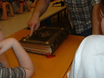 herr_stellmach_bringt_ein_altes_buch_mit
