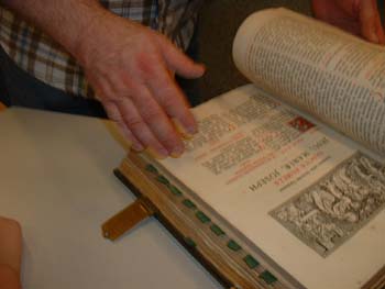 das_alte_buch_von_innen